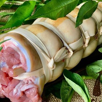 Bê cuộn rau rừng