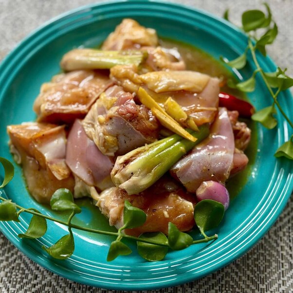 Gà ướp kho sả gừng